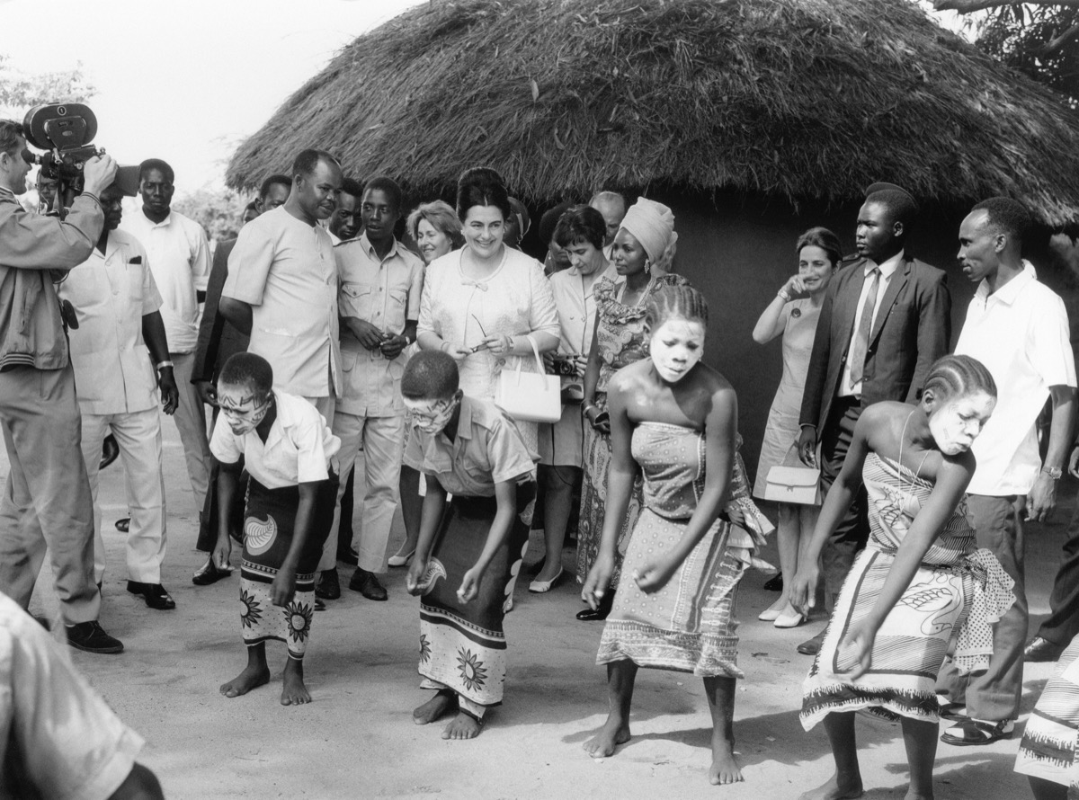 Tanzania, 1970. Jovanka Broz visiting the Museum of Village Houses in Dar es Salaam. (Copyright Museum of Yugoslavia, Belgrade)