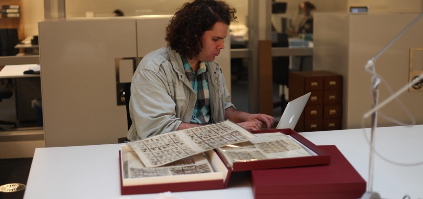 Christian Thompson working in the archive. (Copyright Pitt Rivers Museum, University of Oxford)