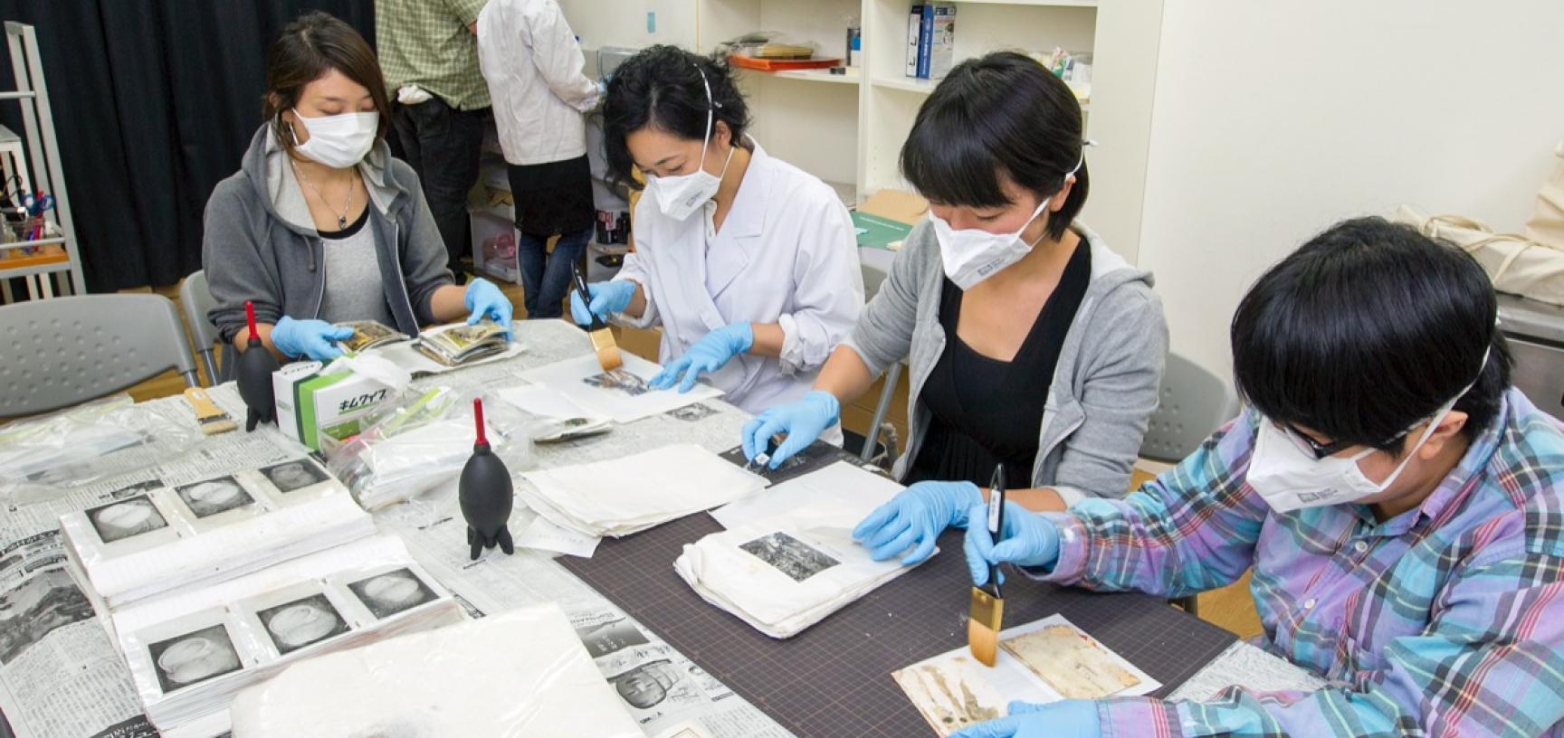 Conservation work being carried out by volunteers. (Copyright RD3 Project/Rikuzentakata City Museum)