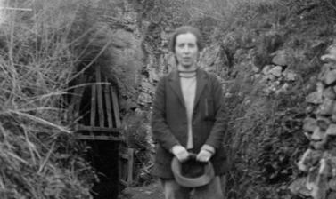 Portrait of Dorothy Garrod outside a British cave sometime in the 1920s (possibly Langwith Cave, Derbyshire, where she excavated briefly in 1927). (Copyright Pitt Rivers Museum, University of Oxford. Accession Number: 1998.294.688)
