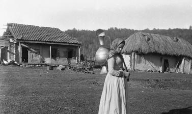 The niece of Hadji Maali, an Ingush leader, carrying a water jar. Photograph by John Baddeley. Muzhichi, Republic of Ingushetia, Russia. 8 October 1901.