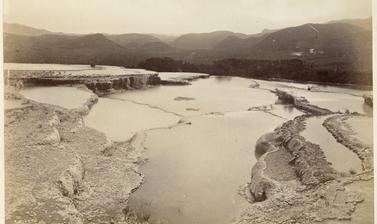 View of the geological structure known as the ‘White Terraces’, near Rotorua. Photograph by Alfred Burton for the Burton Brothers studio (Dunedin). Lake Rotomahana, North Island, New Zealand. Circa 1884.