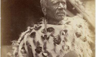 Portrait of Te Heuheu Tukino IV, chief of the Ngāti Tūwharetoa, a Māori tribe of the North Island. Photograph by Alfred Burton for the Burton Brothers studio (Dunedin). Tokaanu, North Island, New Zealand. Circa 1885.