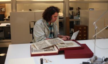 Christian Thompson working in the archive. (Copyright Pitt Rivers Museum, University of Oxford)
