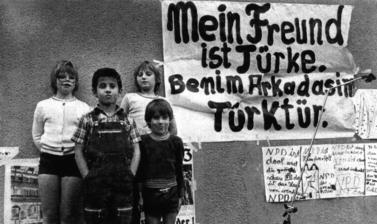 Children posing beside the sign "Mein freund ist Turkey" (My friend is Turkish)  