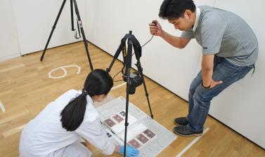 Photographing the condition of an album. (Copyright RD3 Project/Rikuzentakata City Museum)