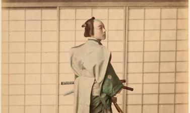 Portrait of a man dressed as a samurai and carrying a daishō or pair of long and short swords (katana and wakizashi). Photograph by the Adolfo Farsari studio (‘A. Farsari & Co.’). Yokohama, Japan. Circa late 1880s. (Copyright Pitt Rivers Museum, Universit