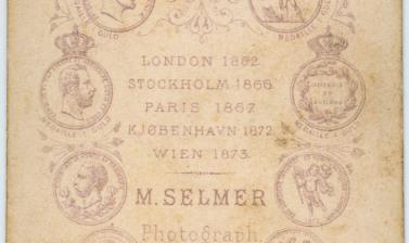 Reverse of a carte de visite by the Marcus Selmer studio. Bergen, Norway. Circa 1873. (Copyright Pitt Rivers Museum, University of Oxford. Accession Number: 1941.8.27)