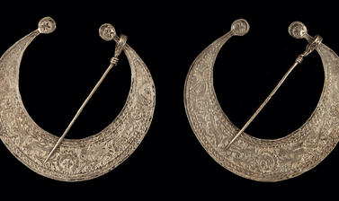 Two silver crescent moon pieces of jewellery   